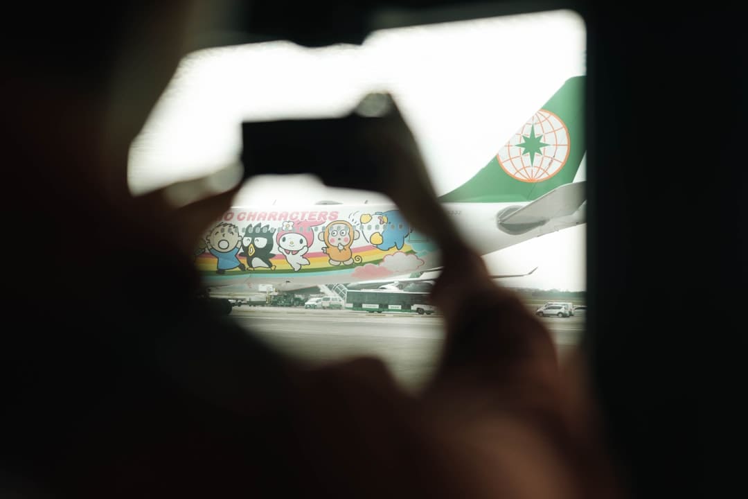 韩国女演员穿鞋踩机场椅子引热议 公众人物行为惹争议